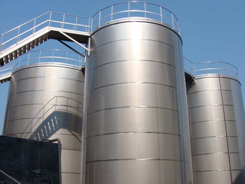 Санитарный вертикальный резервуар