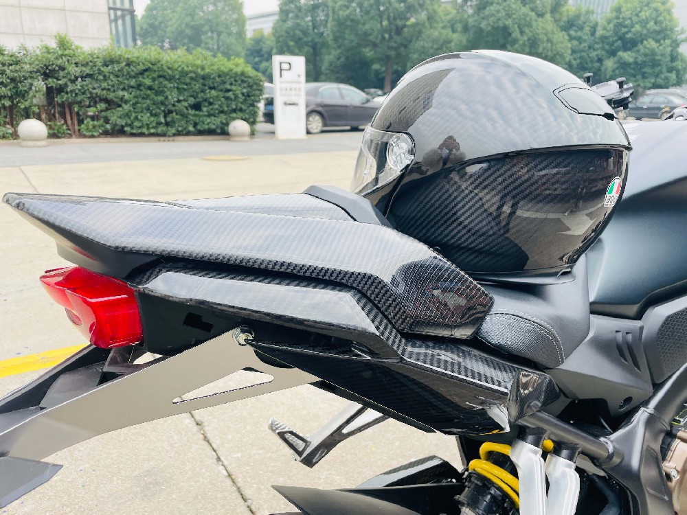 хвостовое оперение мотоцикла из углеродного волокна